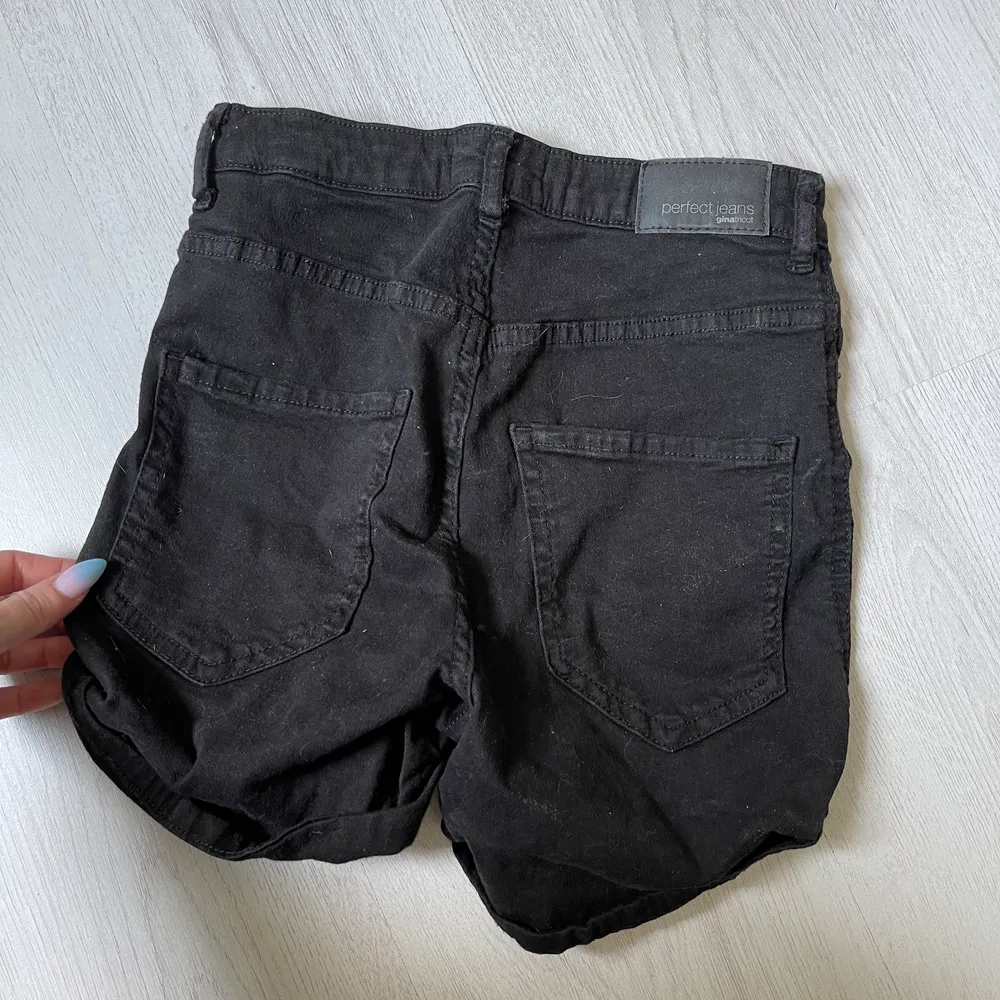 Högbidjade shorts i storlek 34 :). Shorts.