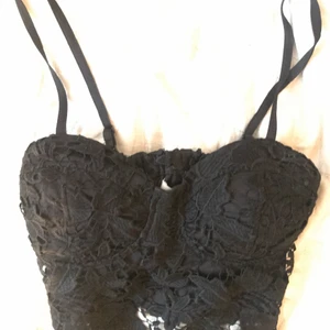 svart topp - en svart topp i strl S som tyvärr är lite för liten för mig. köpt secondhand men aldrig använd endast provad! skriv privat för fler bilder eller frågor :)