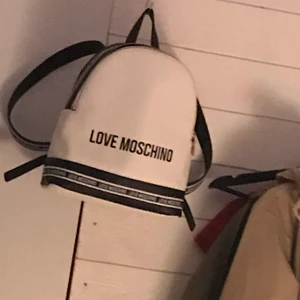 Love Moschino väska knappt använd! - Nypris 3000 nu för 1200 och kan avrunda till 1000 vid enkel snabb affär! 