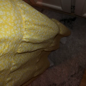 Lång gul kjol - En jätte fin lång fil kjol med vita små blommor. Kjolen passar perfekt på sommarkvällar tillsammans med en stickad tröja men även på en picknick tillsammans med en söt topp. Säljer pga att jag har en annan lång gul kjol som ser nästan likadan ut. Tveka inte att fråga om du undrar något och hör av dig om du vill se fler bilder❤️