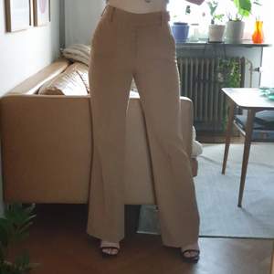 Ljusbruna kostymbyxor från Zara. Jag har sytt upp dom några cm (se sista bilden) men de går lätt att ta ner till orginal längd. Jag är 165 cm. 