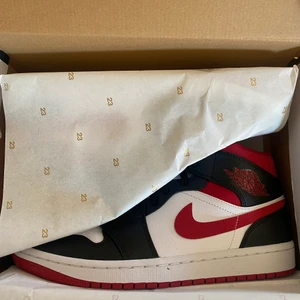 JORDAN 1 MIDS GYM RED 42.5 - Precis fått hem dessa, säljs för 1600kr. Kan hämtas eller fraktas för 99kr, kvitto finns 