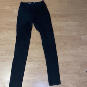 Jeans från desires i storlek s - Använda ungefär 5 gånger men dom är som nya. Nypris ungefär 900.