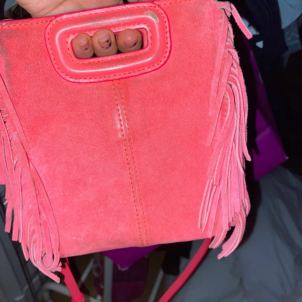 Supersöt rosa maje väska i modellen mini!! Väl använd, därav priset. Den är rosa men inte alls lika skrik rosa i verkligheten och kommer med ett rosa band som man kan ta bort eller byta mot en kedja från tex en zadig väska!! . Väskor.