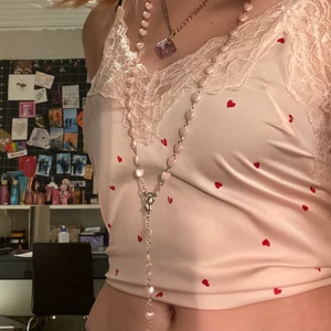 Snyggt linne med hjärtan - Ljusrosa löst linne i silkigt material med små röda hjärtan på och spets. På första bilden har jag knutit bak den.