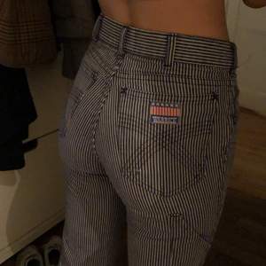 Snygga, bekväma jeans från ”warrick”. Köpta här på Plick för länge sen men nästan oanvända, ger bra rumpis! Jag är 164 och de passar bra men de är väldigt långa och skulle säkert funka till nån som är runt 170. Möts helst upp i Stockholm men kan även frakta!