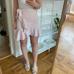 Kjol från HM - Superfin ljusrosa kjol från HM i strl 36 som tyvärr inte kommer till användning. Sitter som en smäck!