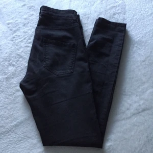 Svarta byxor Ellos - Stl M. Jättefina! Sitter väldigt bra. Högmidja. Tunnt o Stretchigt material. Svartgrå färg. Från Ellos