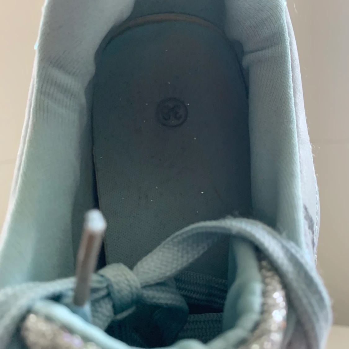 Glittriga blåa sneakers!  - 91