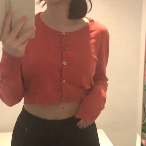  Vintage Cardigan - En jättefin vintage cardigan som min mamma använde när hon var yngre. Den är från Kappahl! Köparen står för frakten 🥰