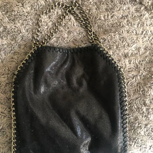 Kedje väska - Väska med kedjeband som ”glittrar” väldigt fint💕 Obs, litet hål inne i väskan, men inget som påverkar väskans funktion