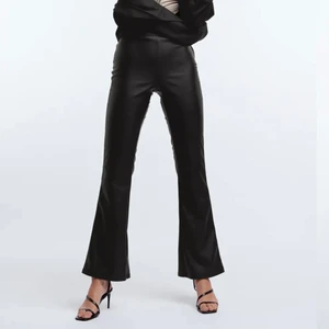 Skinnbyxor - Säljer dessa fina byxor i skinnimitation från Gina Tricot i storlek xs. Helt nya, endast testade. Nypris 349 kr. 💞🥰