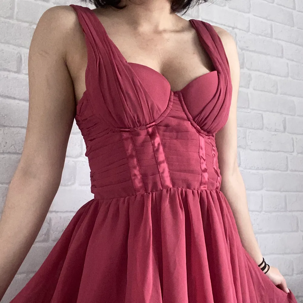 fin och jätte bra skick på denna rosa klänningen, dom är över knäna, skriv vid frågor💕 köparen står för frakt💕. Klänningar.