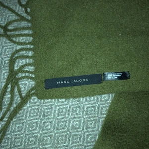 Marc Jacobs cashmere halsduk  - Mycket dyr i inköp! 100% cashmere. Marc Jacobs. Jätte fint skick 