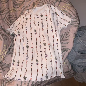 Blommig tröja - Jag säljer min snygga blommiga tröja, den är väldigt skön och går att använda till vad som helst, när som helst och jag tror att den skulle bli perfekt till sommaren. Jag älskar den men den passar tyvärr inte mig längre men den kan passa dig eller ditt syskon. kontakta mig för fler bilder/mått och pris kan diskuteras!💞