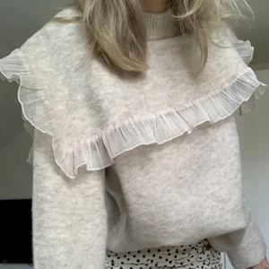 Zara tröja - Säljer min tröja från Zara! Passade inte riktigt mig säljer därför vidare! Storlek S, nypris 399kr. Lånad bild. Skriv för flera bilder.