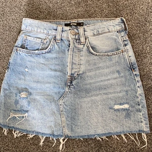 Kjol från BIKBOK - Säljer superfin kjol från BIKBOK som tyvärr är för liten. Storlek XS, 30kr + frakt 