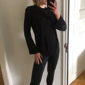 Ivyrevel longsleeved shirt S - Svart tröja med ”slits” i slidan och vida armar ✨🌟