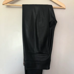 Tighta skinnbyxor - Fejk skinnbyxor från Zara. Supersnygg med söm mitt på låret. Dragkedjan krånglar ibland men går att lösa med en säkerhetsnål. 