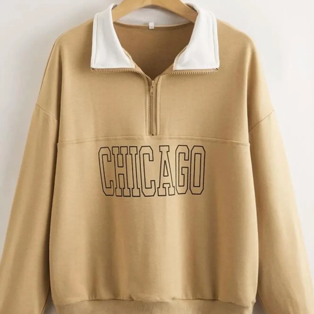 Mocca beige sweatshirt Letter Chicago som kommit till användning men bra skick och sparsam, köpt för 230 på secondhand. Hoodies.