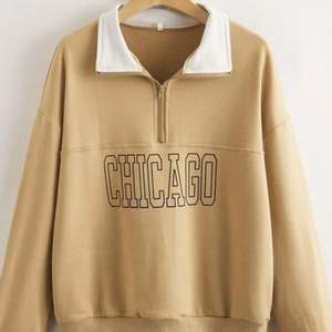 Mocca beige sweatshirt Letter Chicago som kommit till användning men bra skick och sparsam, köpt för 230 på secondhand