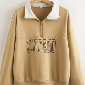 Chicago sweatshirt  - Mocca beige sweatshirt Letter Chicago som kommit till användning men bra skick och sparsam, köpt för 230 på secondhand
