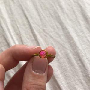 En handgjord ring med glaspärla. Väldigt fin och bra kvalite. Glaspärlan är rosa med lite gula detaljer. Jag kan ändra färg på glaspärlan, ändra storleken på ringen och ändra till silver eller roséguld efter önskemål. 