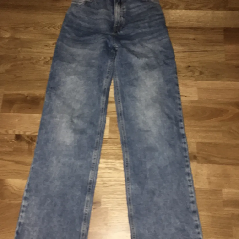 Ett par vida jeans från Lindex, säljer pga för små för mig💕. Jeans & Byxor.