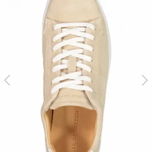 TIGER OF SWEDEN SNEAKERS  - FÄRG : BEIGE.                   STORLEK: 42.                           GAMMAL : Helt nya i box oanvända. Köptes för 2000kr säljes för 1000kr plus frakt