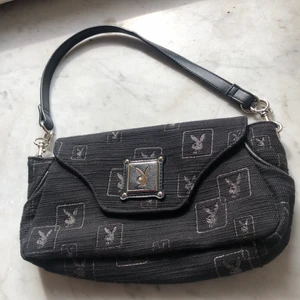 Playboy väska - Cool väska från Playboy! Har en fläck på baksidan som kanske kan gå bort vid handtvätt. Aldrig använd av mig 🤩🖤 (reserverad)