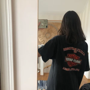 Harley Davidson T shirt - Sitter väldigt oversized på mig som är en XS. Passar nog stl XS-L beroende på hur oversized man vill att den ska sitta😊
