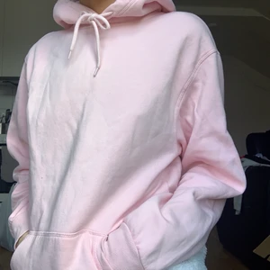 Ljusrosa hoodie  - Köpt på HM herravdelning, knappt använd. Jätteskön! Storlek xs, men det är som sagt herrstorlek. Skulle säga att den är som en S-M 