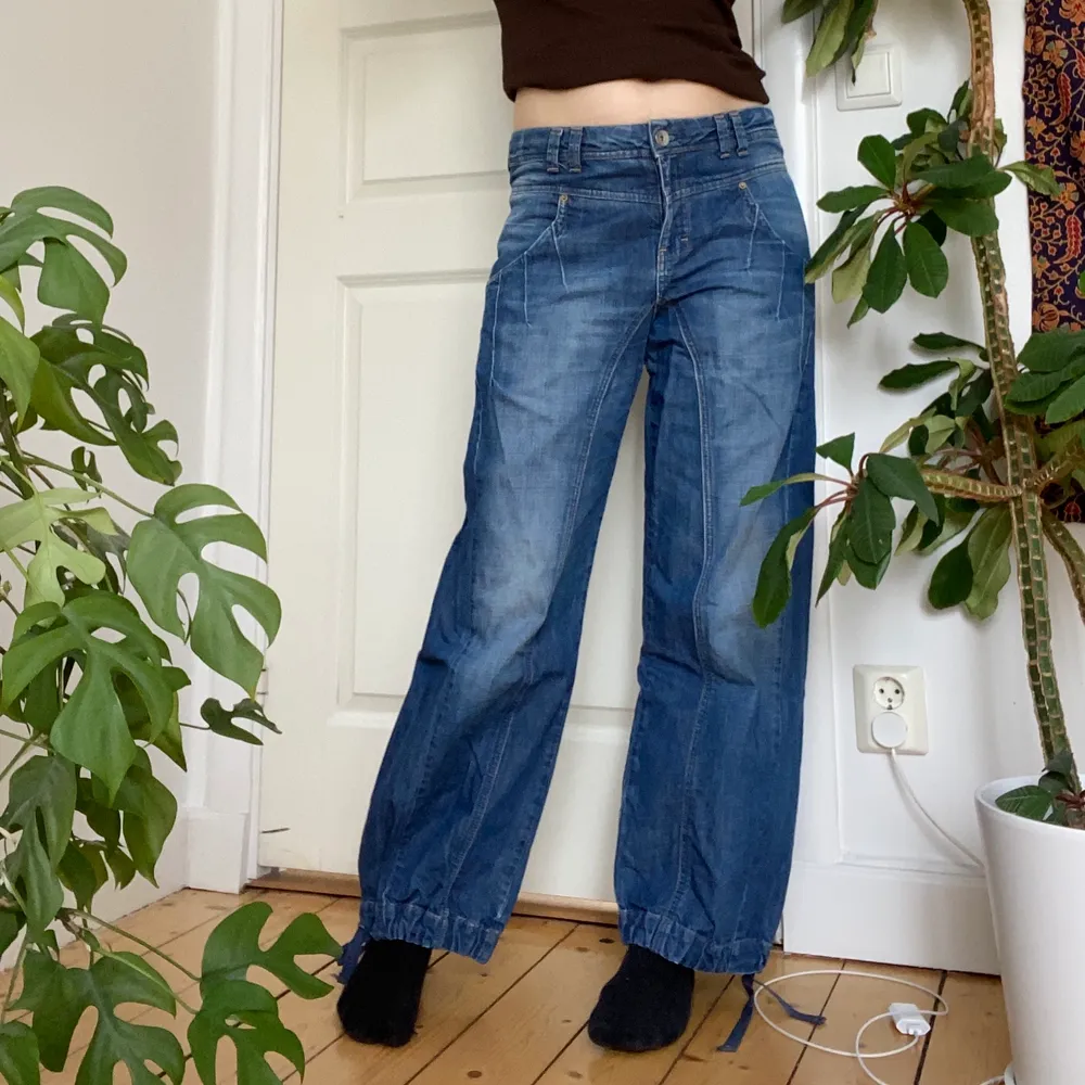 Baggy jeans från only som tyvärr inte kommer till användning! De går att ha både lågmidjade och högmidjade. För referens är jag 167cm och brukar ha ca W28 eller storlek 38 i jeans! Köparen står för frakt.. Jeans & Byxor.