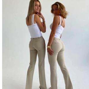 Trendiga beiga kostymbyxor  - Säljer dessa snygga kostymbyxorna som är helt slutsålda. Sitter så himla snyggt kring låren och rumpan. Byxorna är i nyskick med lappen kvar, säljer då de blivit för små för mig. Nypris: 410kr 