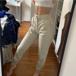 Beiga byxor - Beiga byxor från Cubus. Storlek 34. Passar en XS o S. Köpare står för frakten!!!