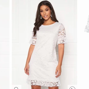 Ny vit klänning  - En klänning som jag köpt till studenten men som jag förmodligen inte kommer använda. Så den är aldrig använda.💕