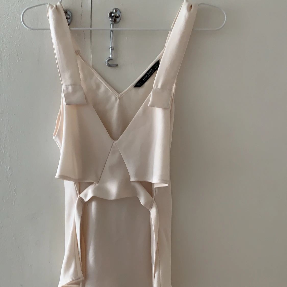 Gullig topp man knyter där bak