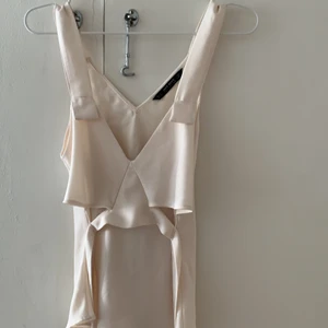 Gullig topp man knyter där bak - Köpt på zara, typ aldrig använd 