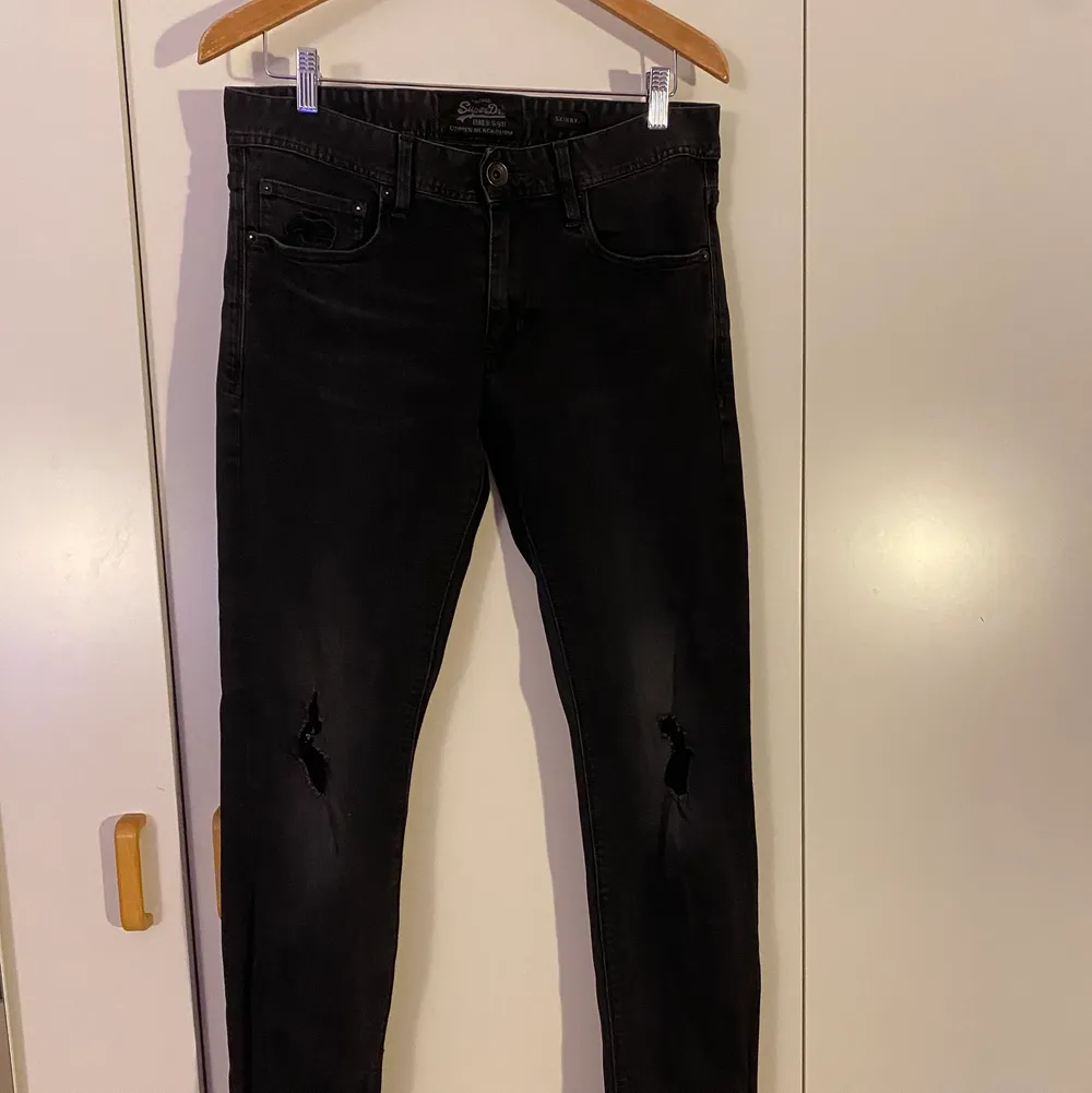 Svarta Superdry jeans med knäslitning i fint skick, W32 L32. Jeans & Byxor.