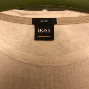 Hugo boss stl S - Slim fit, vit, hugo boss, långärmad t-shirt perfekt till sommarkvällar, truesize