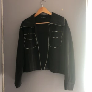 Kort jacka - Från shein, använd ett par gånger🤎 den är lite större i armarna, storlek L