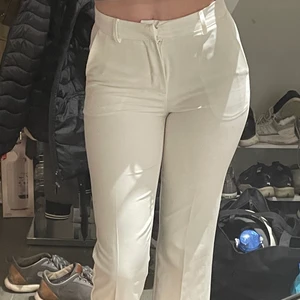 COSTYM BYXOR  - ett par kostym byxor från bikbok som är köpta förra året och använd max 2 gånger. Byxorna är lite för tajta på mig och jag är 165 cm. Mycket fint skick och passar PERFEKT för dig som behöver sommar kläder!, priset går att diskutera.💗