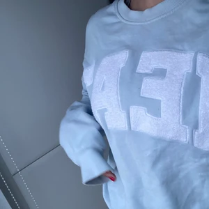 Sweatshirt från WEEKDAY - mysig sweatshirt från weekday, bra kvalite och mysig tröja. Storlek S men är ändån lite oversized😊 Köptes för 400 kr men säljer för 175 kr🥰