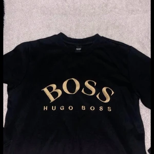 Hugo boss tröja  - Tröjan är i storlek M. Den är använd några gånger och är i bra skick.
