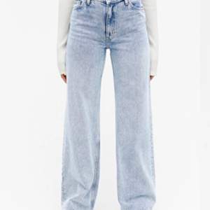 Dessa fina jeans är från Monki i storlek Waist 24! De är endast använda ett fåtal gånger under det senaste året, i princip nyskick! Köparen får betala frakt✨💕💙