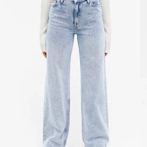 Utsvängda jeans - Dessa fina jeans är från Monki i storlek Waist 24! De är endast använda ett fåtal gånger under det senaste året, i princip nyskick! Köparen får betala frakt✨💕💙