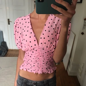 Prickig topp - Säljer denna sjukt söta toppen. Aldrig använd av mig och i mkt bra skick. Passar XXS-XS.