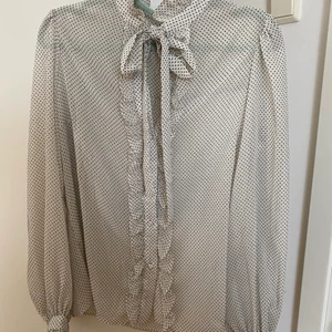 Vero moda - Helt ny knytblus i strl 34. Stor i strl. Köparen betalar frakt