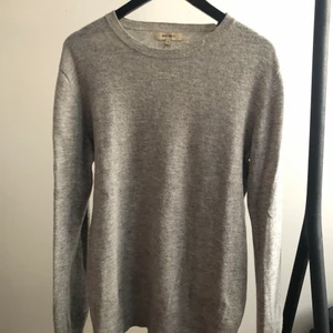 Whyred - tröja i bra skick - Tröja från Whyred i bra skick. Zipper på vänstra axeln.