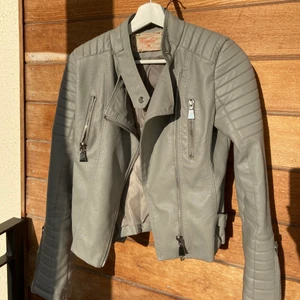 Grå skinnjacka - Super snygg grå skinnjacka från chiquelle, verkar inte som att den här färgen säljs längre. I bra skick och sparsamt använd, den har inga fläckar eller missgfärgningar! Nypris 699kr mitt pris 150. 
